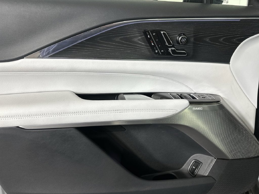 2024 Cadillac LYRIQ Luxury 2