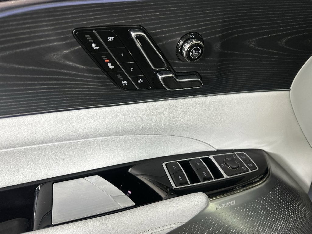 2024 Cadillac LYRIQ Luxury 2