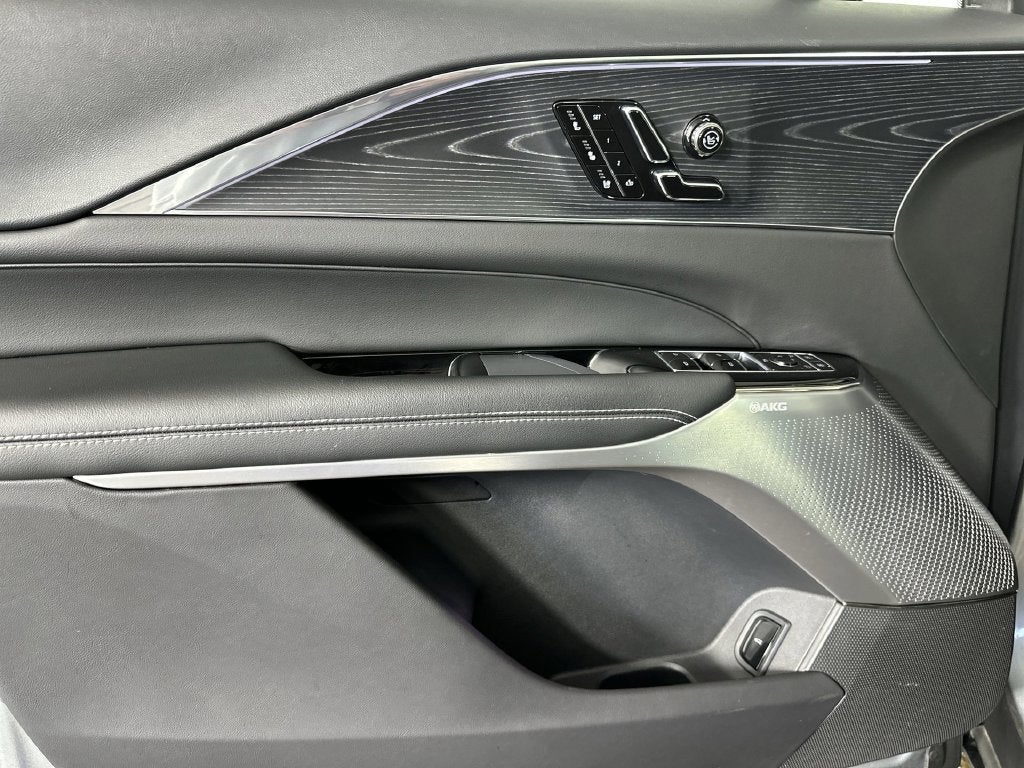 2024 Cadillac LYRIQ Luxury 3